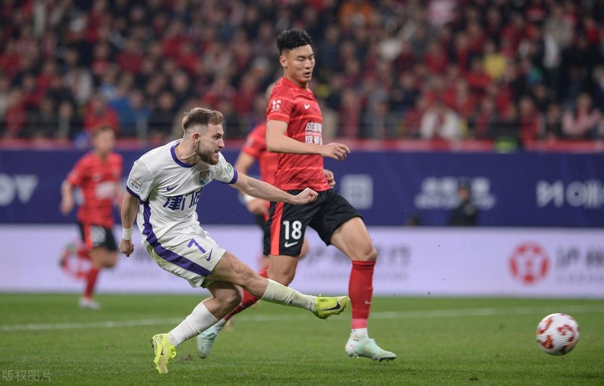 开云官网入口-赛前远射贴柱引欢呼转会期成都蓉城防线松动，现场解说直呼：门兴格拉德巴赫转会期内部沟通 